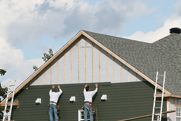 Professional Vinyl Siding technician working in Bushnell, IL